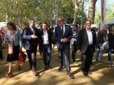 Passeig pel recinte firal de la comitiva encapçalada pel Pere Aragonés i Fèlix Larrosa.