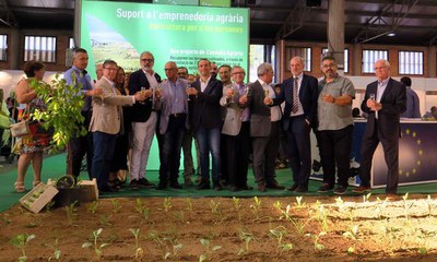 Paers i representants veïnals han brindat per les bones relacions institucionals a l'estand de l'Ajuntament.