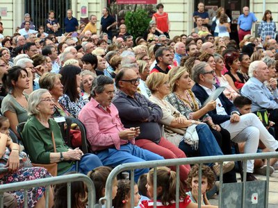 L'alcalde Fèlix Larrosa ha assistit a l'espectacle de música tradicional i dansa.