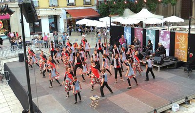 Música, lletra i dansa que expliquen el sentit d'un poble.