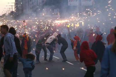 El correfoc infantil de la Colla Infantil dels Diables de Lleida ha obert la Gran Nit del Foc.
