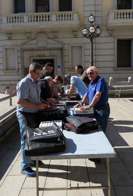 La trobada d'intercanvi de plaques de cava, un clàssic de les Festes de la Tardor.