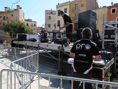 Els tècnics de so preparant l'escenari pels concerts de la tarda.