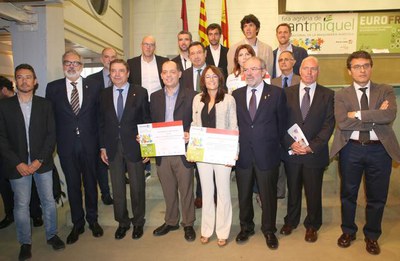 Foto de les autoritats amb els guardonats durant l'acte de cloenda.