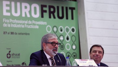 L'alcalde, al costat del ministre, durant la seva intervenció a la cloenda de la Fira.