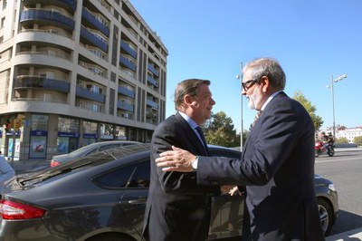 Salutació entre Fèlix Larrosa i Luis Planas, aquest matí a la plaça Bores.