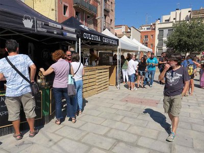 Durant tot el dia, la plaça del Dipòsit ofereix activitats arran de la Mostra de Cervesa Artesana.