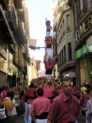 La Vella dels Xiquets de Valls han entrat a la plaça caminant amb un pilar de 4.