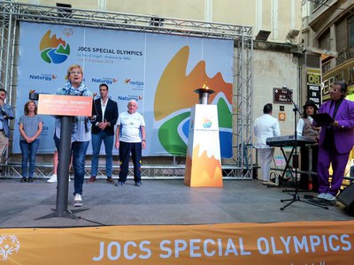 La tinent d'alcalde Montse Parra ha estat l'encarregada d'encendre el peveter i ha dirigit unes paraules als assitents.