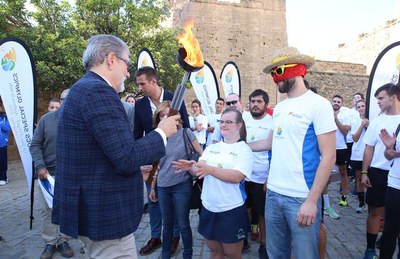 L'alcalde ha fet entrega de la torxa a la primera rellevista.