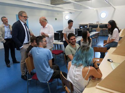 Larrosa ha saludat els alumnes universitaris que estaven fent classe pràctica avui al Magical.