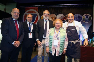 L'alcalde i el tinent d'alcalde Rafael Peris han saludat al xef Joel Castanyé, que feia una demostració culinària, i als seus familiars.
