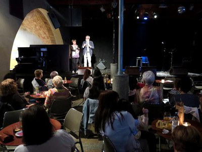 L'alcalde ha adreçat unes paraules a les dones que han participat en l'acte al Cafè del Teatre.