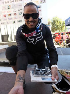 Miranda, el doble campió de la Down Town, s'ha tatuat la imatge de la Seu Vella.