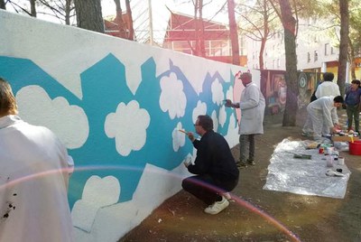 La Taula Salut i Comunitat ha promogut un mural col·lectiu per sensibilitzar i lluitar contra l’estigma amb què han de conviure les persones que pate….