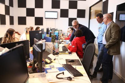 El paer en cap ha conversat amb els treballadors de l'empresa durant la visita.