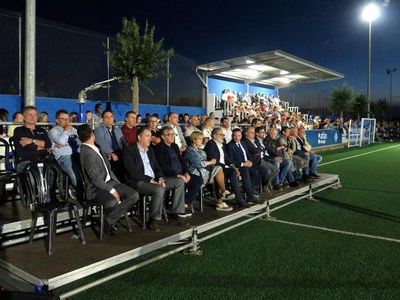 L'alcalde, a la tribuna d'autoritats, parla amb el president del club, Sergio González.