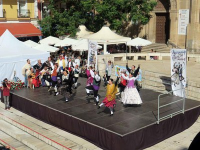 El festival de jotes tradicional ha tornat a omplir de música i dansa la plaça Sant Joan.