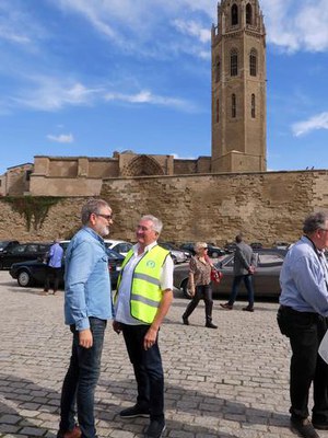 El paer en cap, Fèlix Larrosa, saluda el president de l'associació lleidatana, amb qui ha coincidit a la Seu Vella.