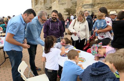 L'alcalde, interessant-se pel desenvolupament dels tallers amb la mainada.