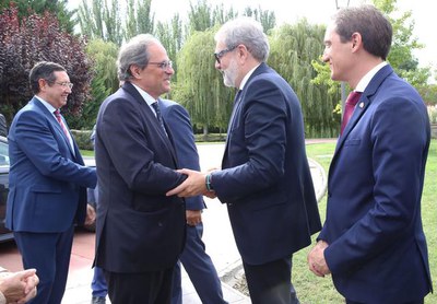 L'alcalde, Fèlix Larrosa, saludant el president de la Generalitat, Quim Torra, a l'acte commemoratiu del 40è aniversari de la Federació d'Hostaleria ….