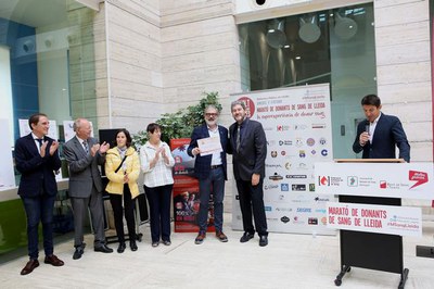 El paer en cap rep el reconeixement per la col·laboració de la Paeria amb el Banc de Teixits..