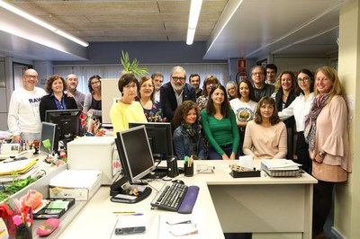 El paer en cap, Fèlix Larrosa, ha visitat els i les treballadores de la Regidoria d'Educació.