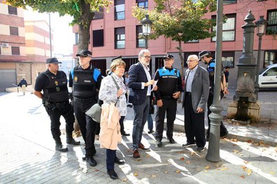 L’alcalde, Félix Larrosa, amb la tinent d'alcalde Sara Mestres i amb els agents a peu de la Guàrdia Urbana al Centre Històric.