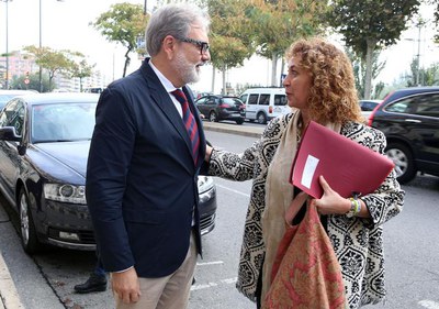 El paer en cap ha rebut a Ester Capella a la seva arribada al Palau de la Paeria.