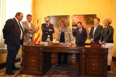 La consellera ha signat al Llibre d'Honor de l'Ajuntament de Lleida.