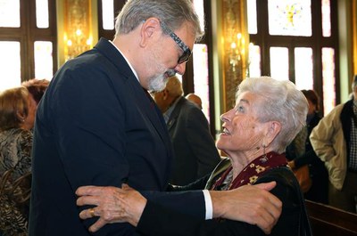 L'alcalde saluda una de les assistents a l'acte de presentació del nou projecte per a la gent gran que impulsa la Paeria..