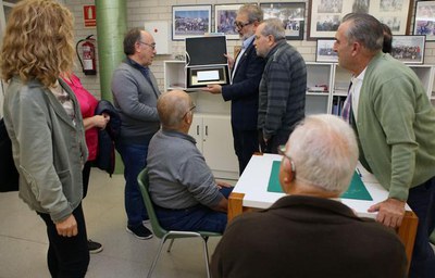 El paer en cap ha lliurat la placa de la Paeria a la solidaritat al president de la llar de jubilats de Raimat.
