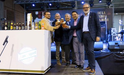 Les autoritats brindant pels èxits del saló.