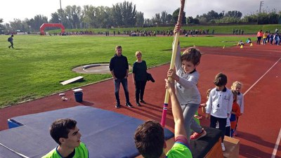 Una trobada que permet practicar disciplines atlètiques difícils de realitzar a les escoles.