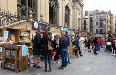 Una vintena de paradistes s'han instal·lat a la plaça de la Catedral.