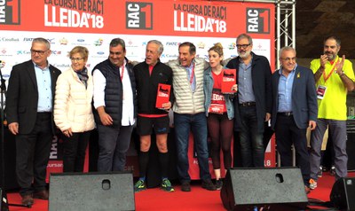 Autoritats i patrocinadors amb els guanyadors dels premis especials RAC1.