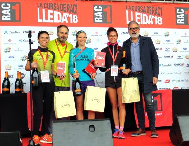 Imatge del podi femení de la cursa, amb l'alcalde i Toni Clapés.