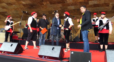 L'alcalde ha saludat els membres de Pastorets Rock abans de la seva actuació.