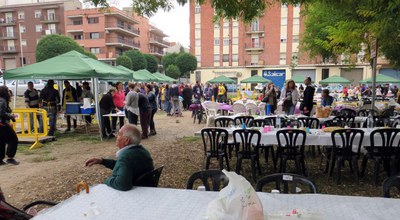 Ambient de la plaça del Molí de Sant Anastasi durant la preparació de les cassoles.