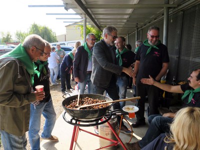Les diferents partides han preparat les seves cassoles per dinar.