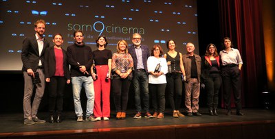 Premiats, jurat i patrocinadors en la foto de família del Som Cinema.