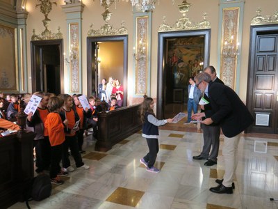 Els infants han lliutar a l'alcalde el resultat del seu projecte..