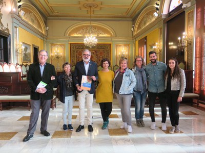 Fèlix Larrosa amb els docents del Col·legi Claver..