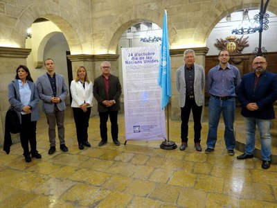Abans de la conferència, el Pati de la Paeria ha acollit la hissada de la bandera de les Nacions Unides.