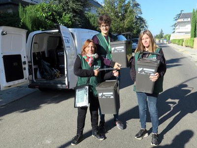 L'equip d'educadores mostra els kits que s'entreguen als residents en aquesta zona per la prova pilot.
