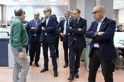 L'alcalde de Lleida s'ha interessat pel funcionament i l'ocupació que genera Indra al Parc Científic.