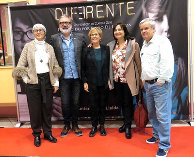 El paer en cap i la tinent d'alcalde Montse Parra amb les responsables de Down Lleida i el productor de 'Diferente'.