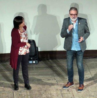 El paer en cap i Pilar Sanjuan han dirigit unes paraules als assistents abans de la projecció.