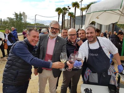 Els expositors han brindat amb el paer en cap per l'èxit de la Festa del Vi.