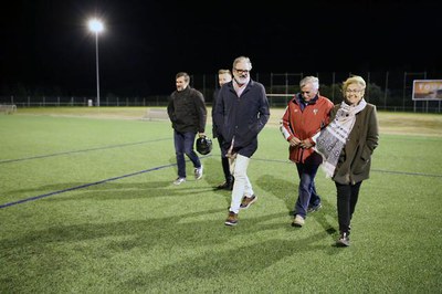 L'alcalde, Fèlix Larrosa, amb la tinent d'alcalde Montse Parra, i el president de la UE Bordeta, Bartolo Ayora, aquesta tarda, a les instal·lacions d….